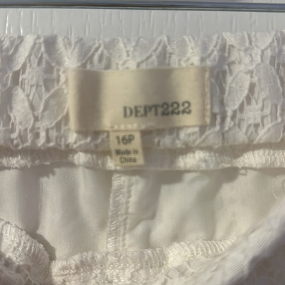 Cute white eyelet cotton shorts NWT - Picture 3 of 4